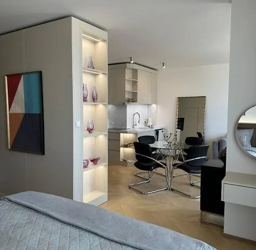 Luxe Apartment Near The Airport